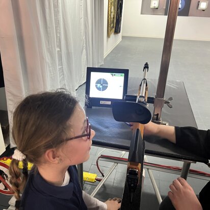 Kleine Prinzessin gewinnt gegen ihren Prinzenführer